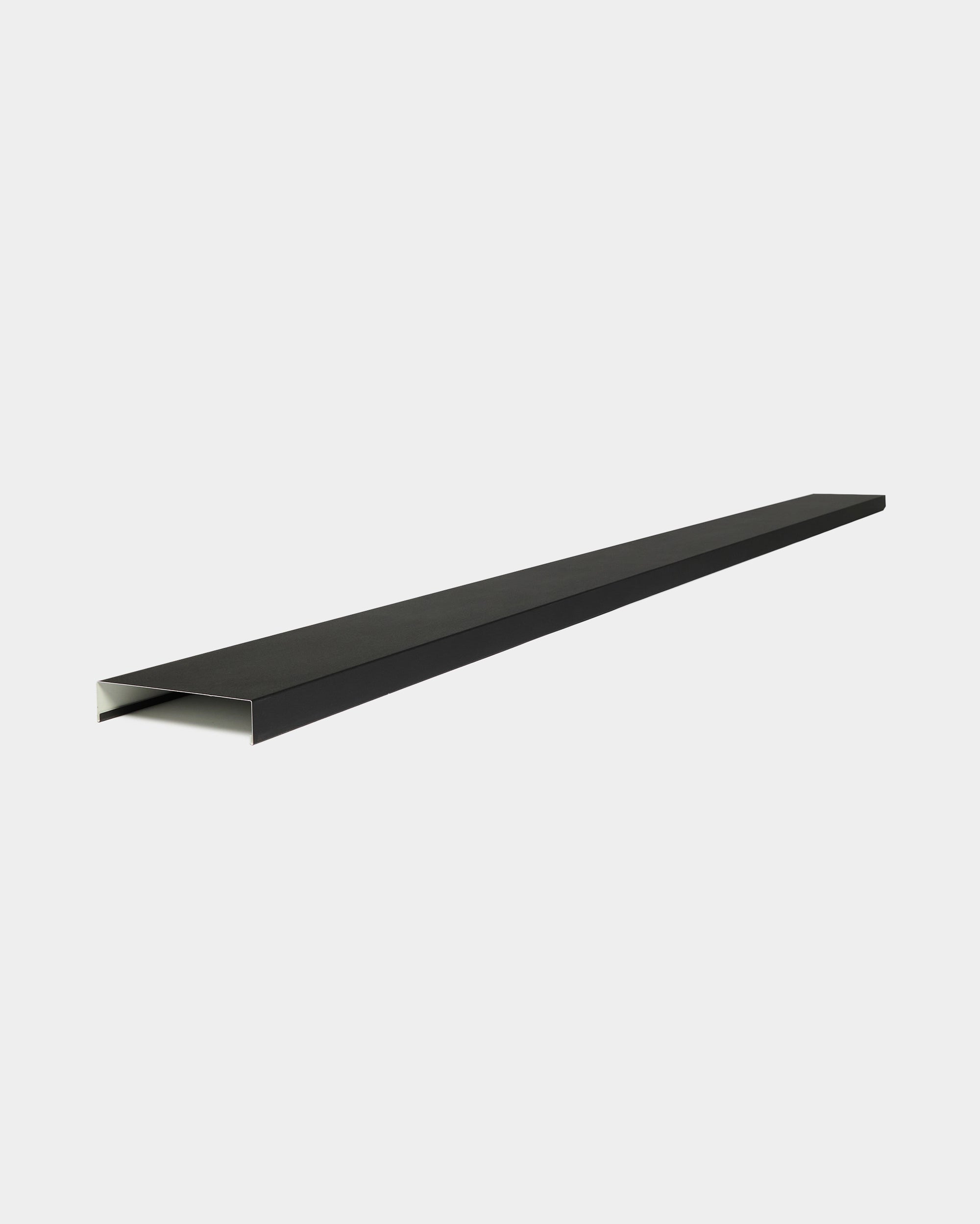 Capeamento de parede de fachada WoodUpp Aluwood Level, 240 cm x 20 cm, em alumínio com revestimento a pó black, com parte inferior aberta, apresentado sobre um fundo branco liso.