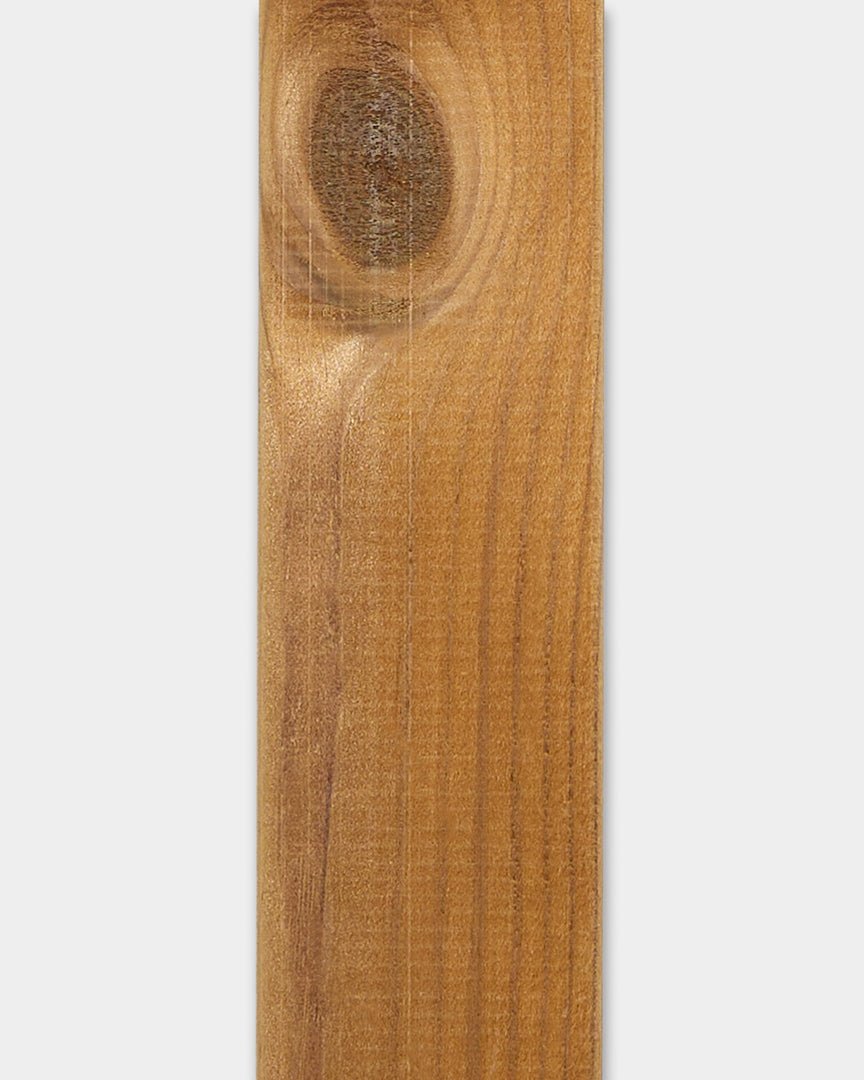 Painel de fachada Aluwood brown da WoodUpp, 240x4x1.8 cm, com nós visíveis e veio natural, apresentado sobre um fundo branco.