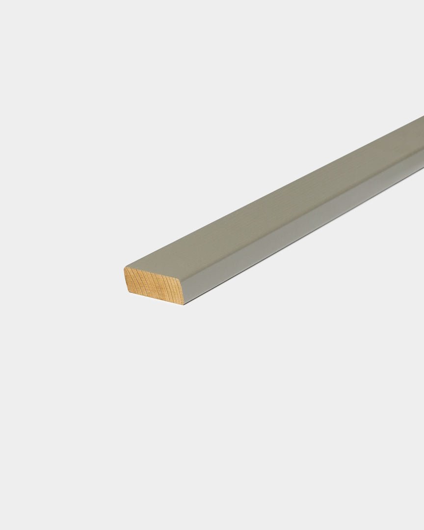 Painel de fachada Lamella WoodUpp Aluwood/Grey, 240x4x1,8 cm, com brown suave e claro e acabamento em grey, pensado para revestir cantos exteriores em fachadas nórdicas.