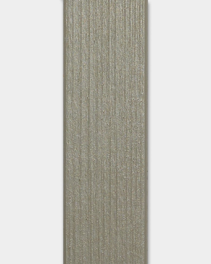 Painel de fachada Lamella WoodUpp Aluwood Grey, 240 x 4 x 1,8 cm, com ranhuras em vertical e fundo branco liso, concebido para instalação em cantos exteriores.