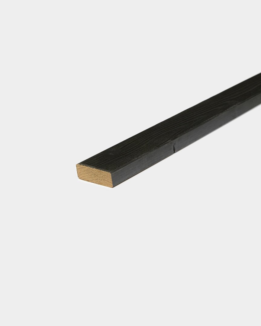 Painéis de fachada WoodUpp Aluwood com acabamento black, apresentados sobre um fundo branco liso, destacando o seu design nórdico minimalista.