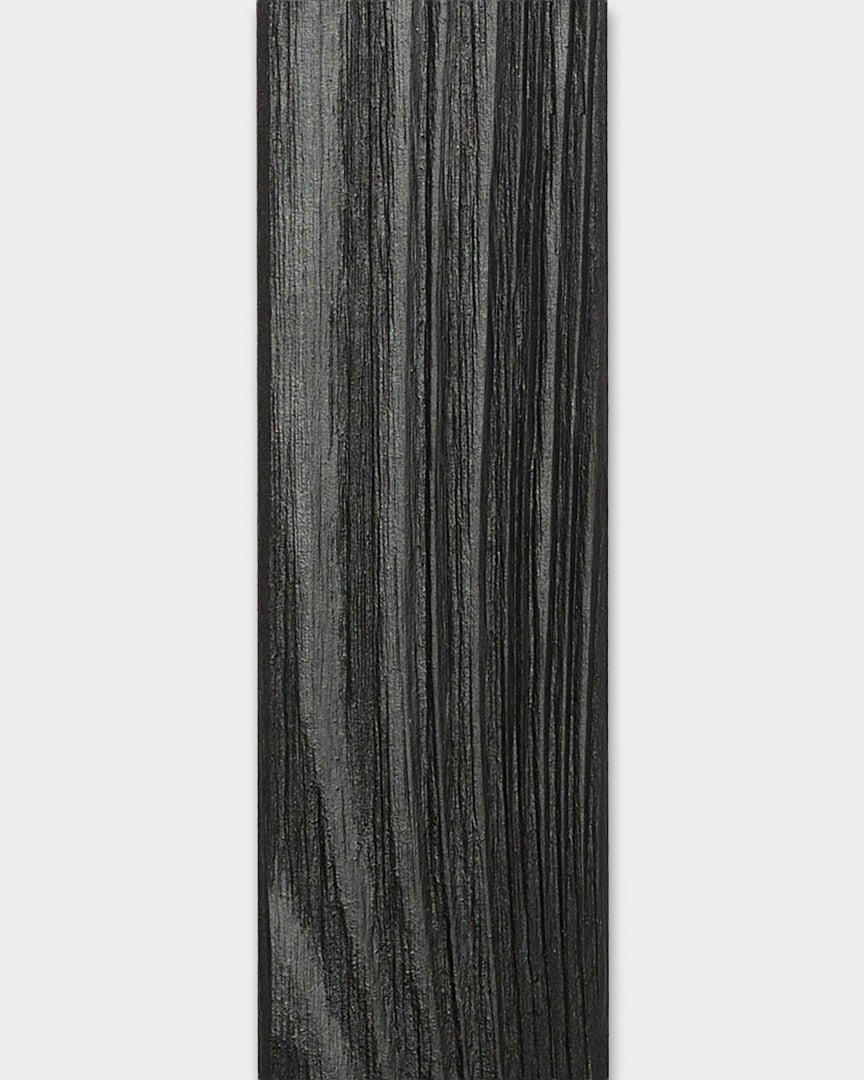 Painel de fachada Lamella WoodUpp Aluwood Black (240 x 4 x 1.8 cm) com acabamento texturado, concebido para revestir cantos de paredes exteriores.