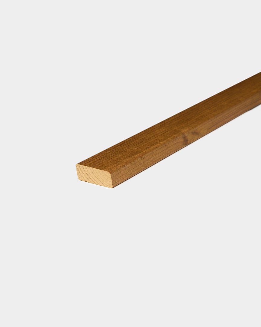 Lamela de fachada WoodUpp Aluwood Oiled Brown (240 x 4 x 1.8 cm), apresentada como peça de canto exterior com acabamento liso sobre fundo branco.