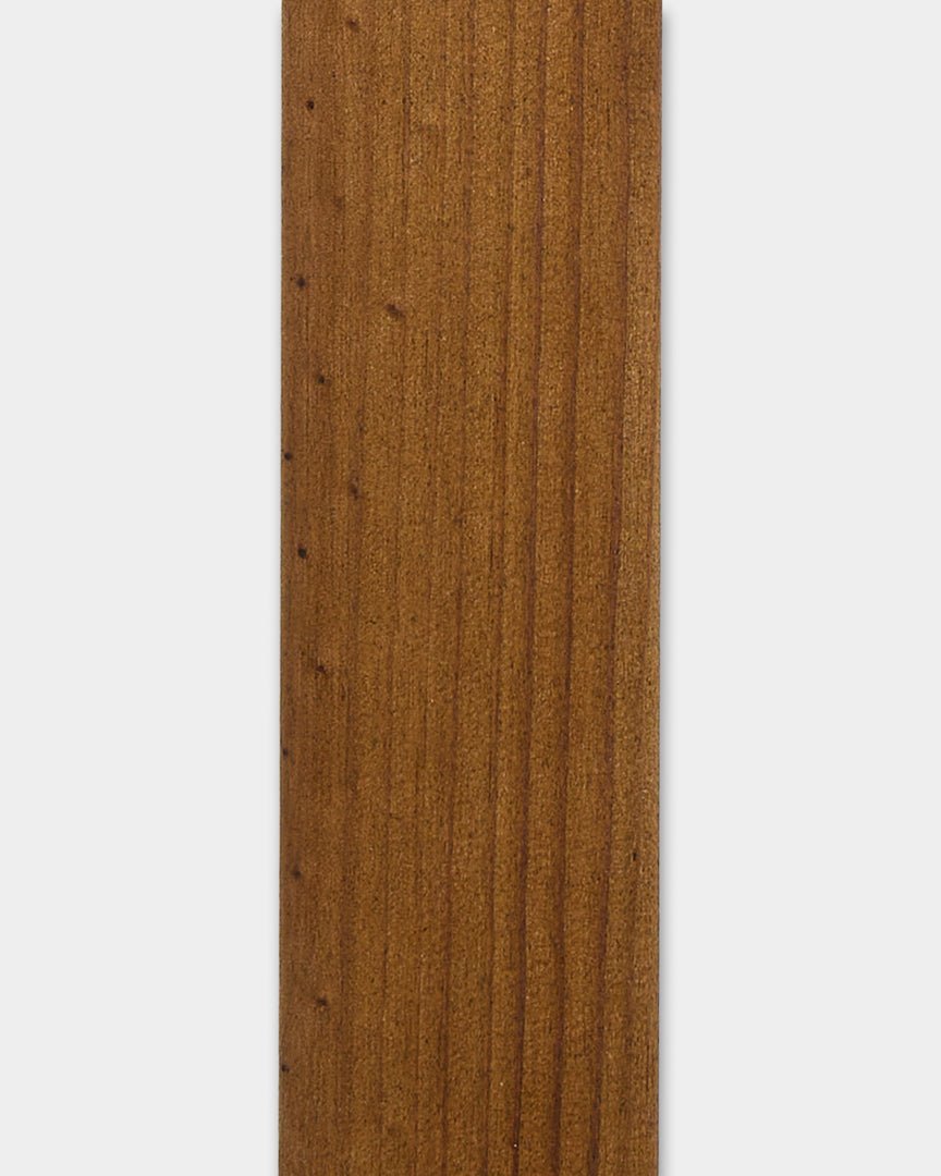 Painel de fachada em lamelas WoodUpp Aluwood Oiled Brown (240x4x1.8cm) para paredes de casa ou cantos exteriores, com acabamento liso e veio da madeira visível.