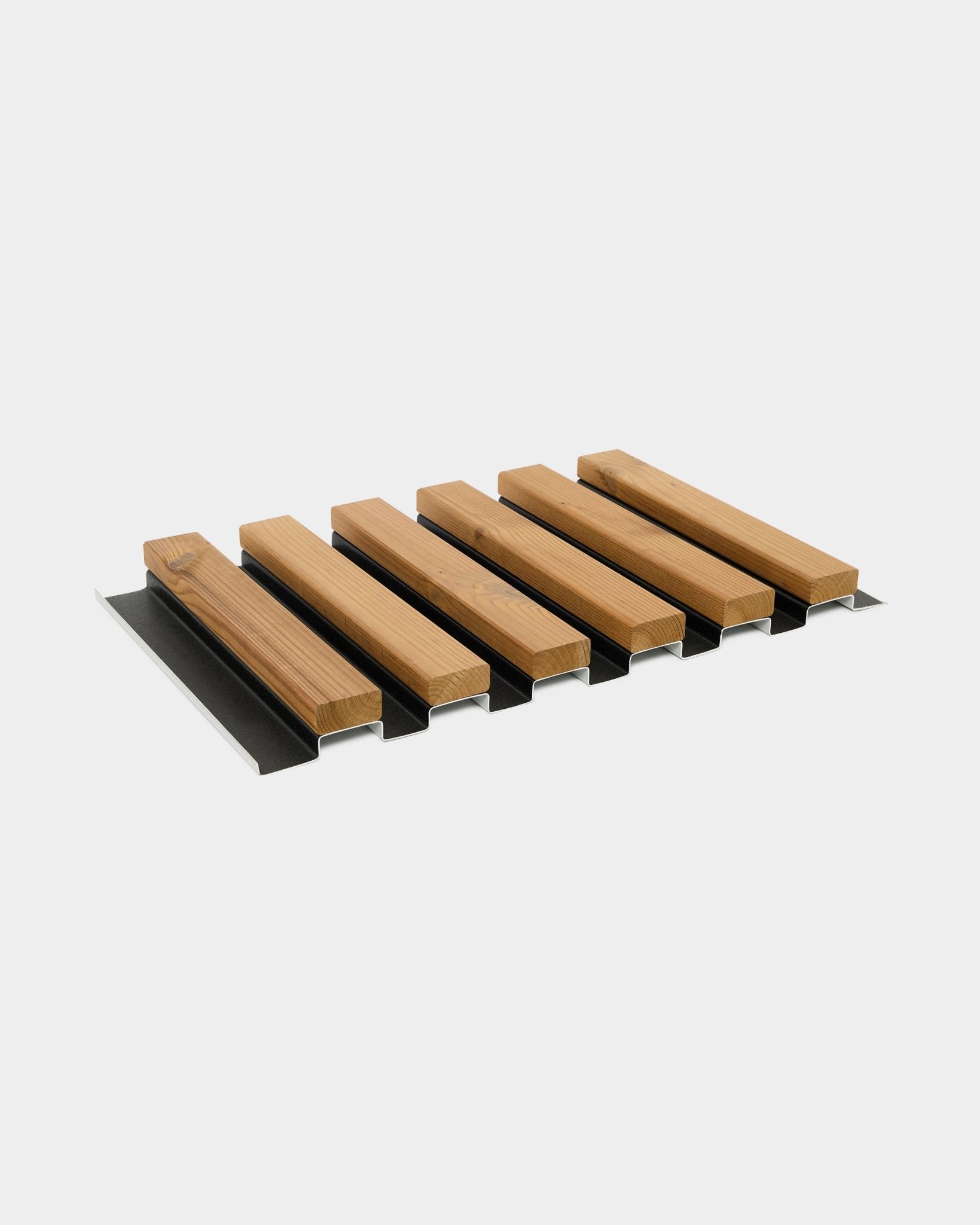 Amostra de painel de fachada Aluwood da WoodUpp, acabamento brown, 45,7 x 27 cm, com ripas de madeira alternadas e tiras metálicas black sobre um fundo branco.