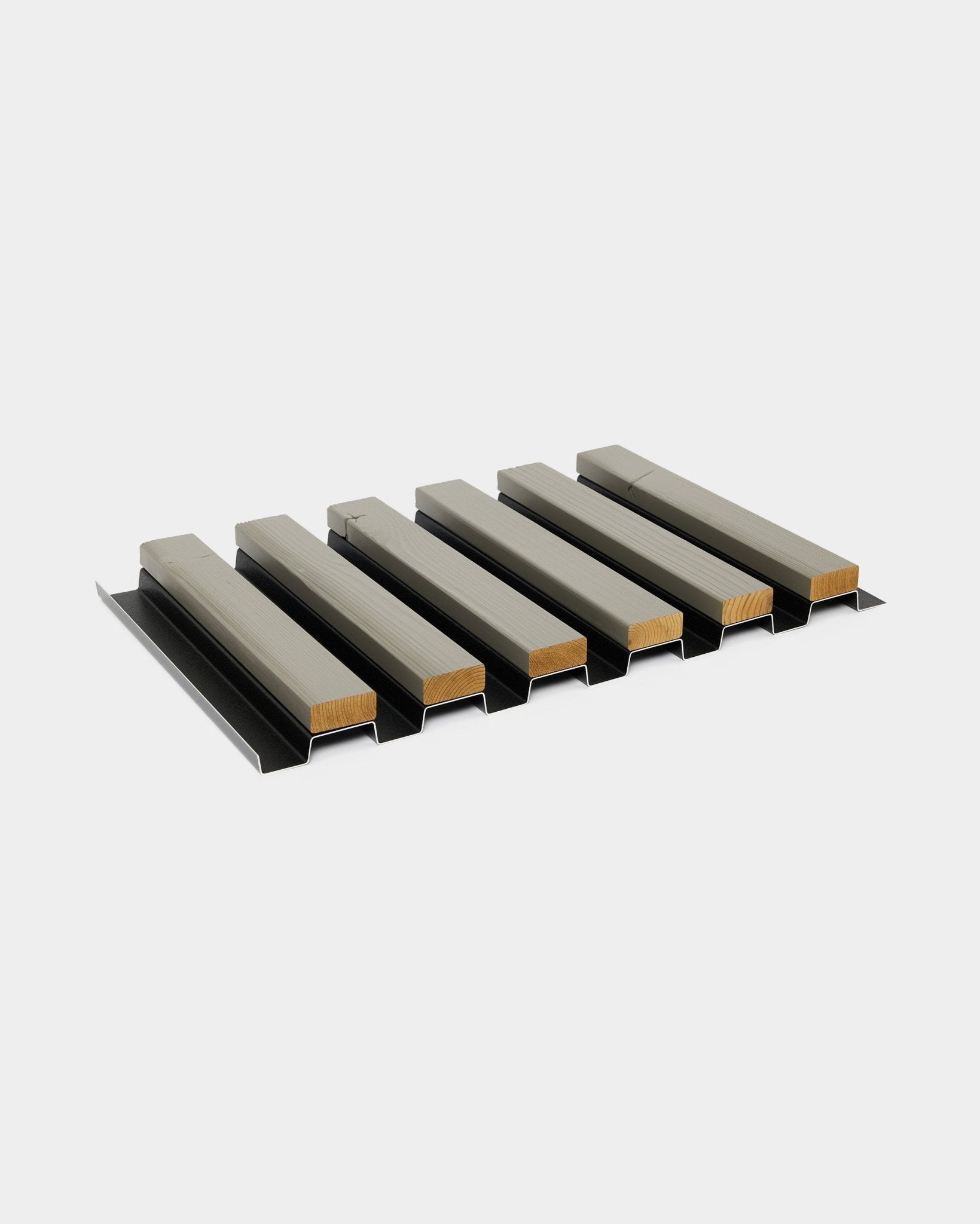Seis amostras de painel de fachada Aluwood com acabamento grey (45,7 x 27 cm) da WoodUpp são apresentadas em suportes metálicos black sobre um fundo cinzento-claro.