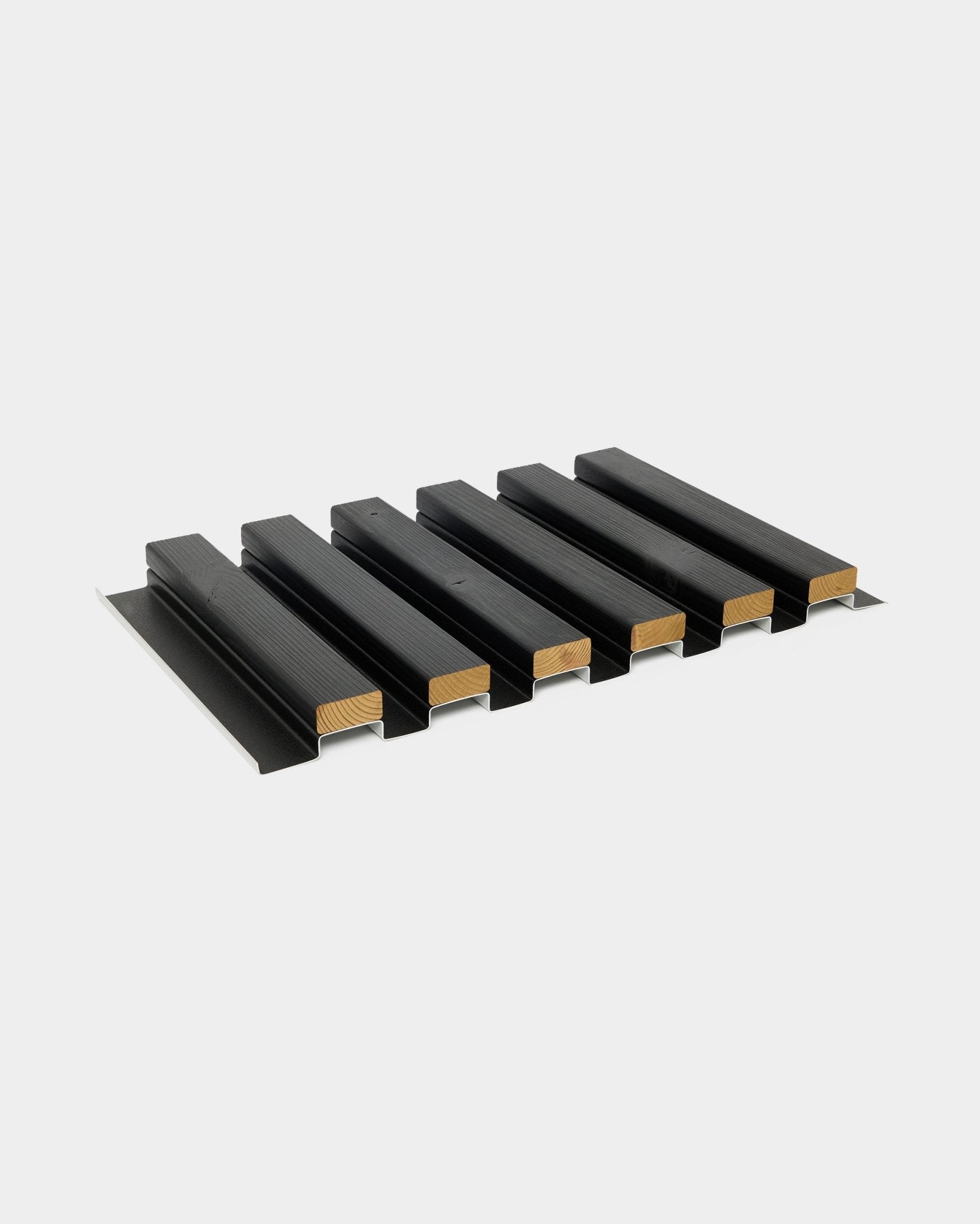 Amostra de painel de fachada Aluwood da WoodUpp com seis ripas de madeira inseridas em canais metálicos black, com 45,7 x 27 cm, apresentada sobre um fundo cinzento-claro.