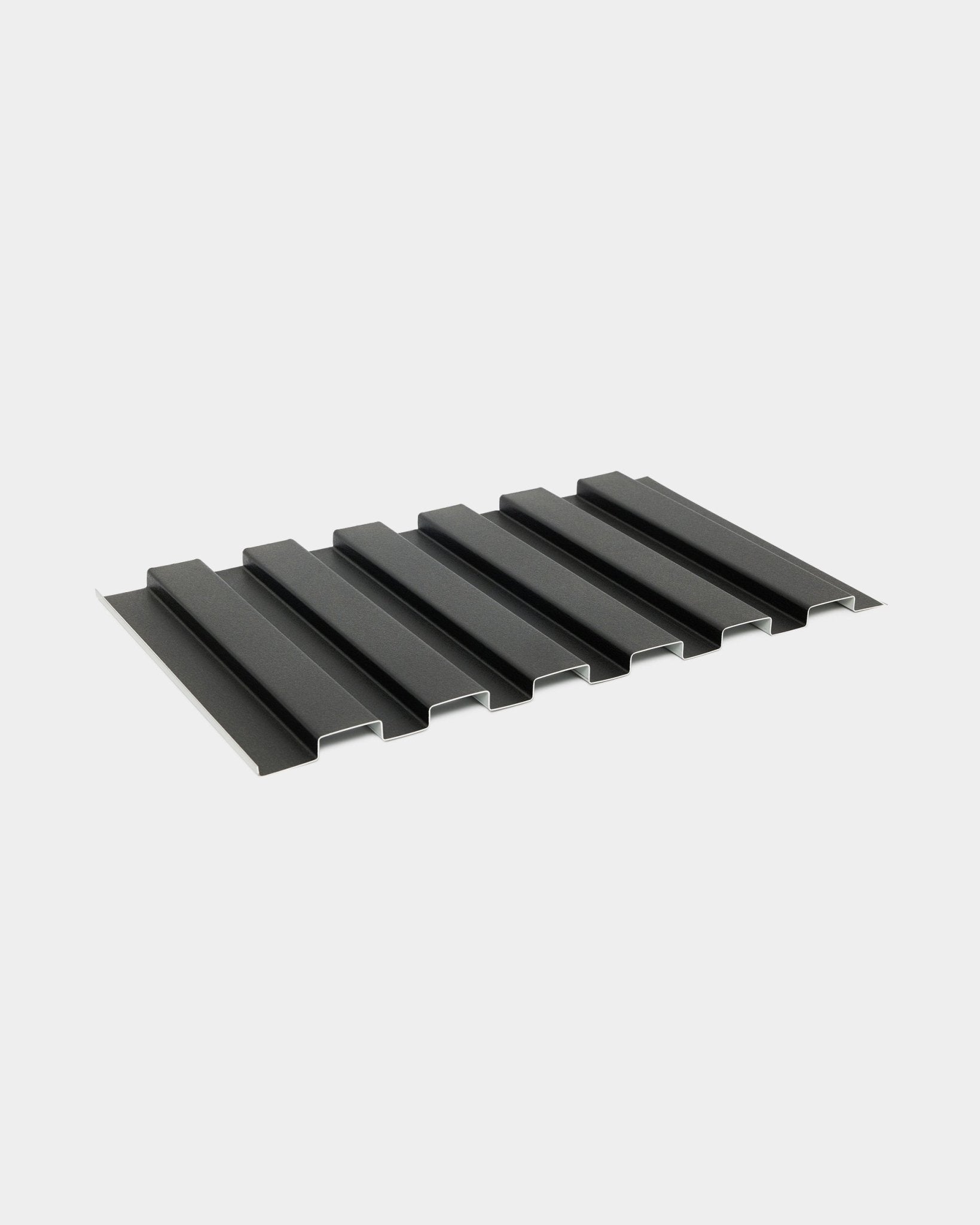 Amostra de painel de fachada exterior Aluwood da WoodUpp, estilo liso em alumínio black, 45,7 x 27 cm, com um desenho ondulado corrugado sobre um fundo branco.