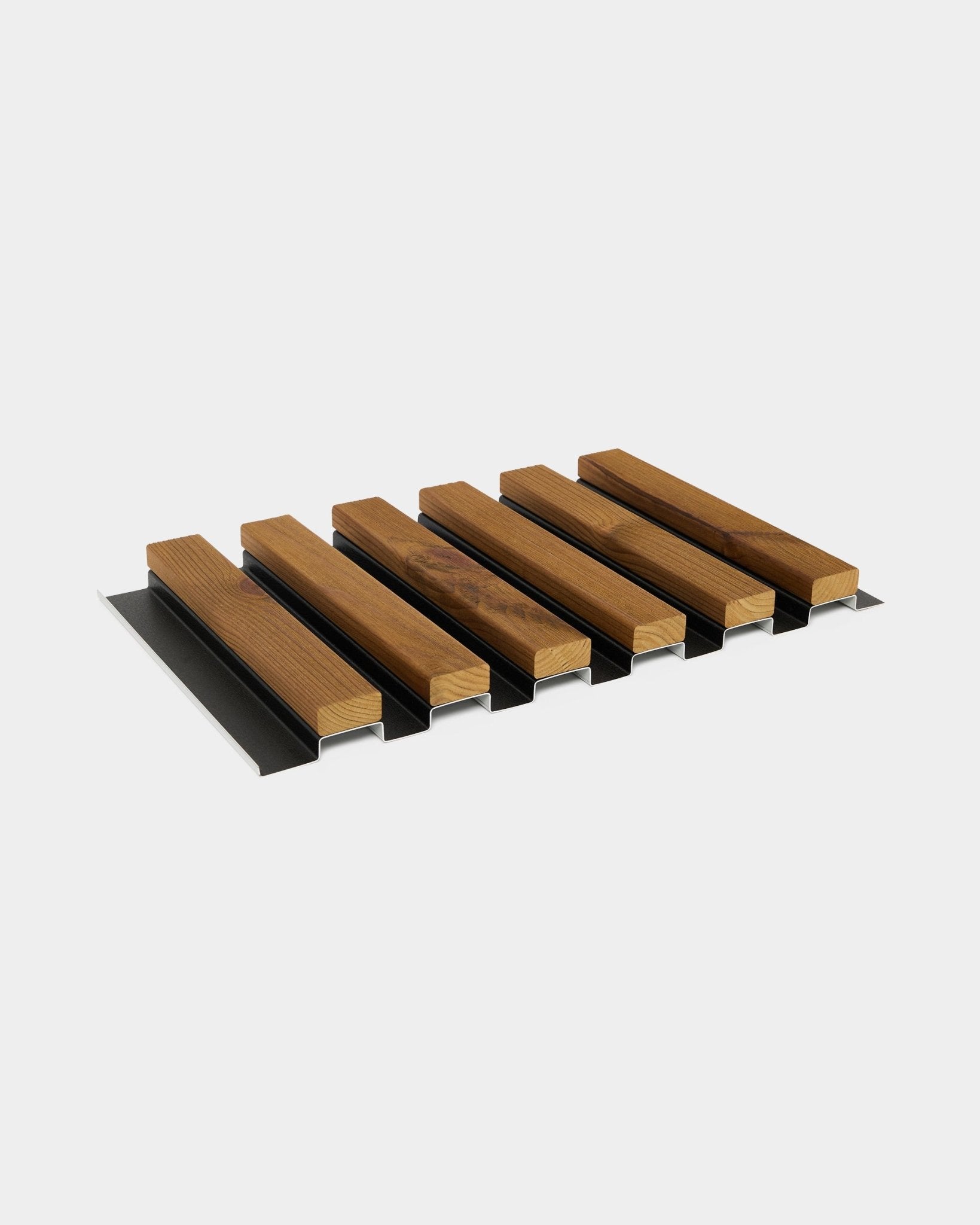 Amostra de painel de fachada Aluwood da WoodUpp em brown oleado (45,7 x 27 cm), com ripas de madeira alternadas e tiras black para desempenho acústico.