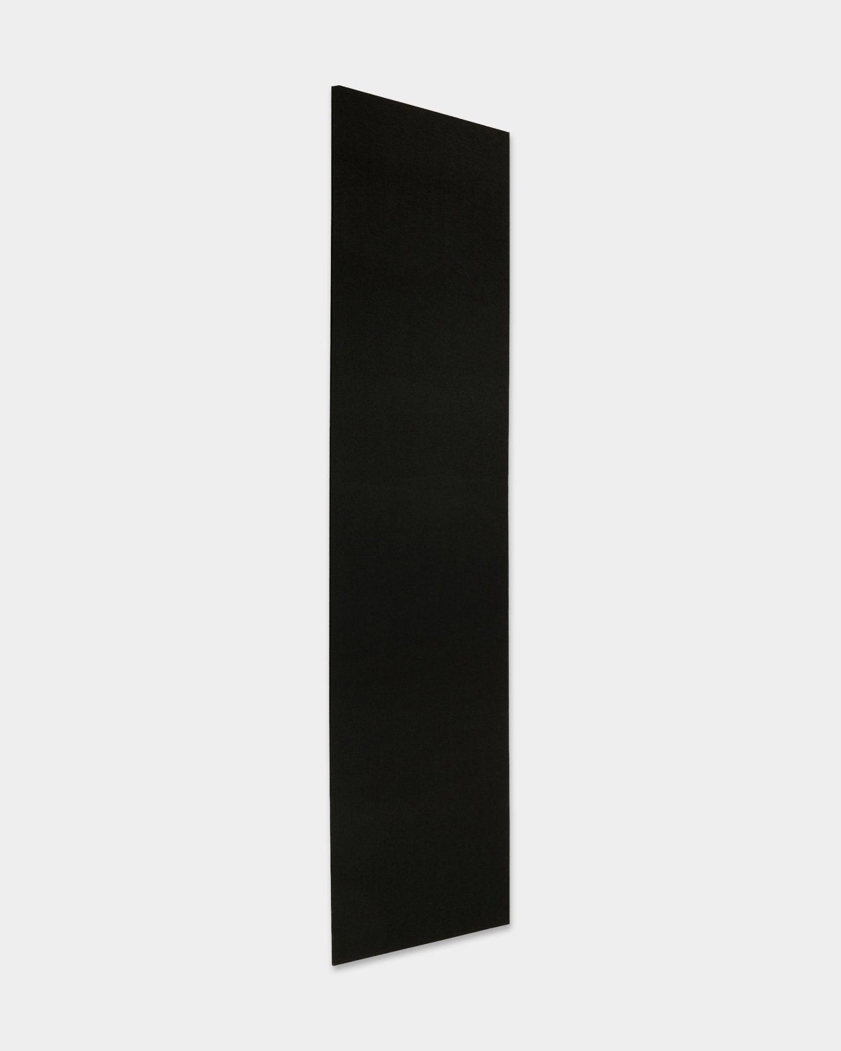 WoodUpp Akupanel Painel acústico com acabamento em Felt/Black (240.1x59.8 cm), apresentado na vertical sobre um fundo branco liso, destacando o seu design nórdico minimalista.