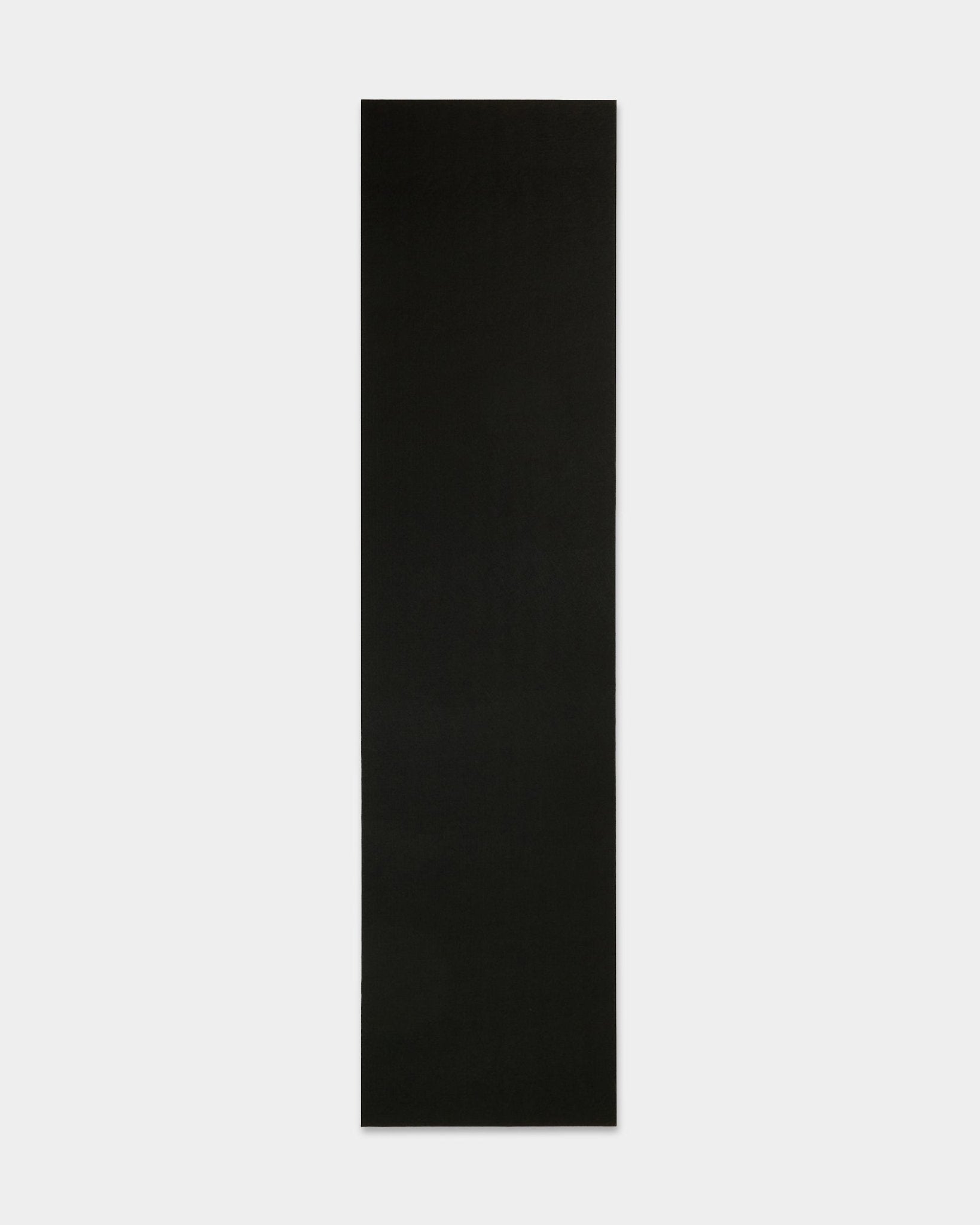 Tapete de yoga em feltro WoodUpp black (240,1 x 59,8 cm), feito de plástico reciclado, apresentado sobre um fundo branco; acessório para painéis acústicos Akupanel.