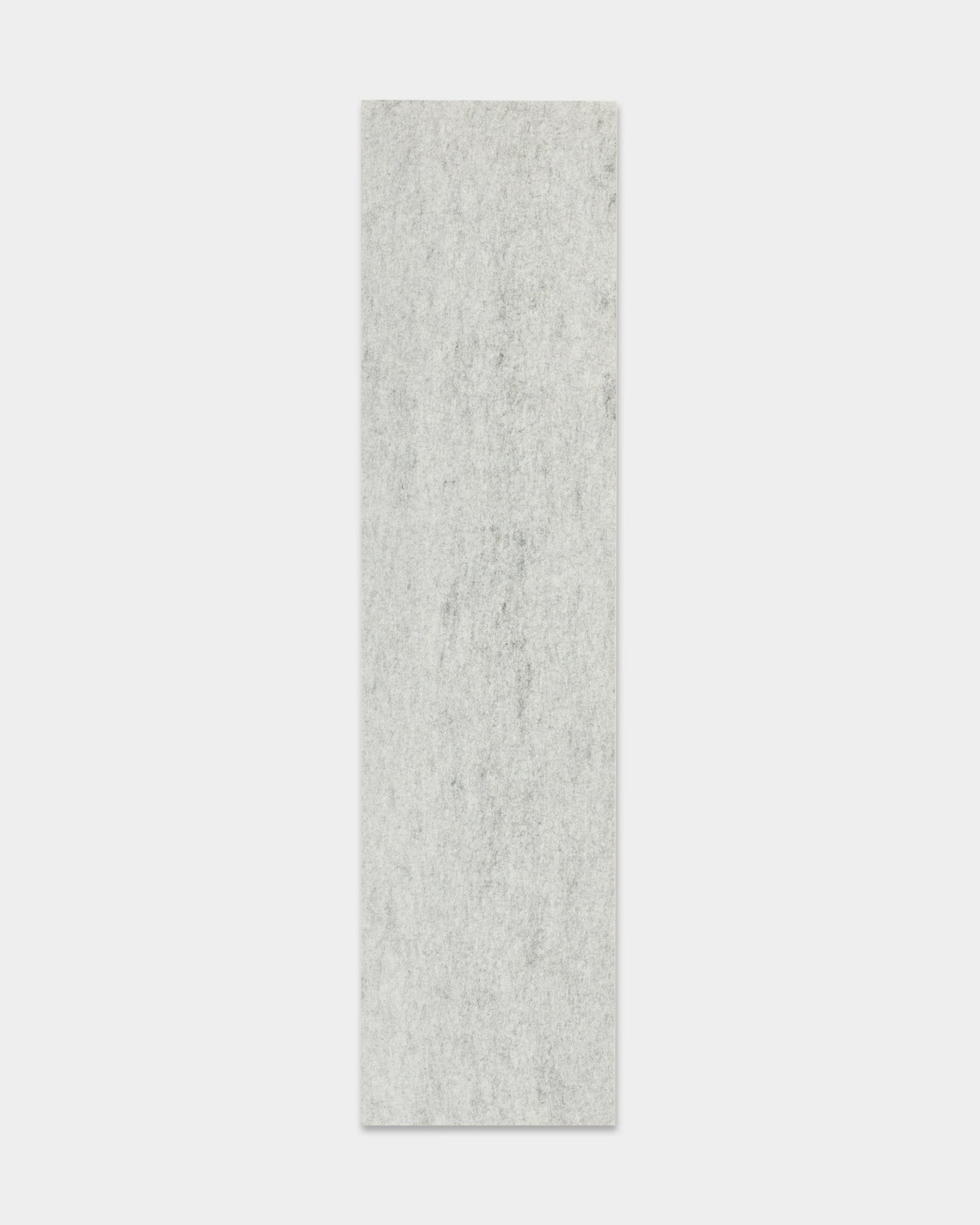 Acessório de instalação Akupanel: folha de feltro em grey, 240,1 x 59,8 cm, feita de plástico reciclado, apresentada sobre um fundo branco liso.