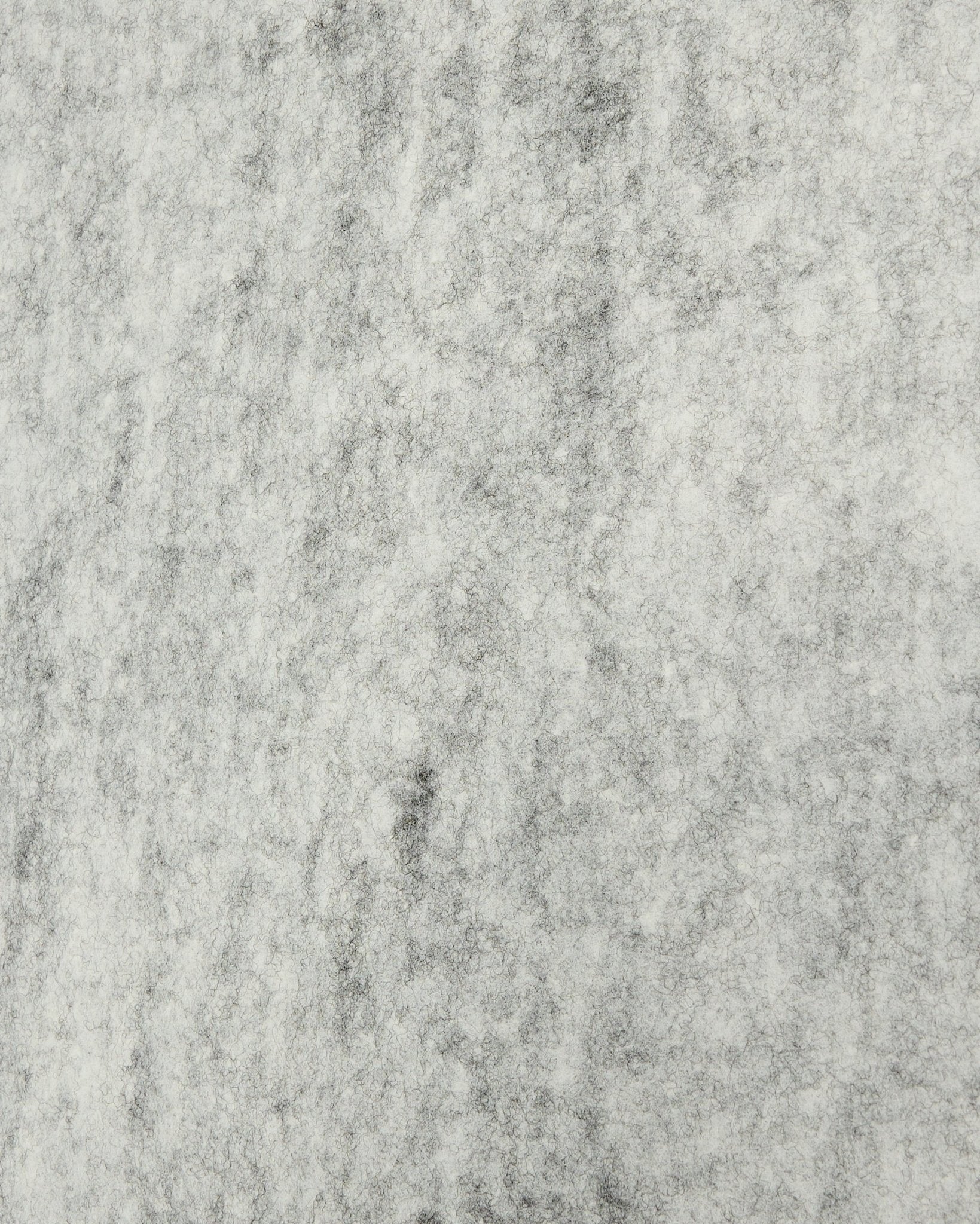 Detalhe do acessório de instalação WoodUpp Akupanel em feltro grey, 240,1 x 59,8 cm, mostrando uma superfície texturada e marmoreada feita de material acústico em plástico reciclado.