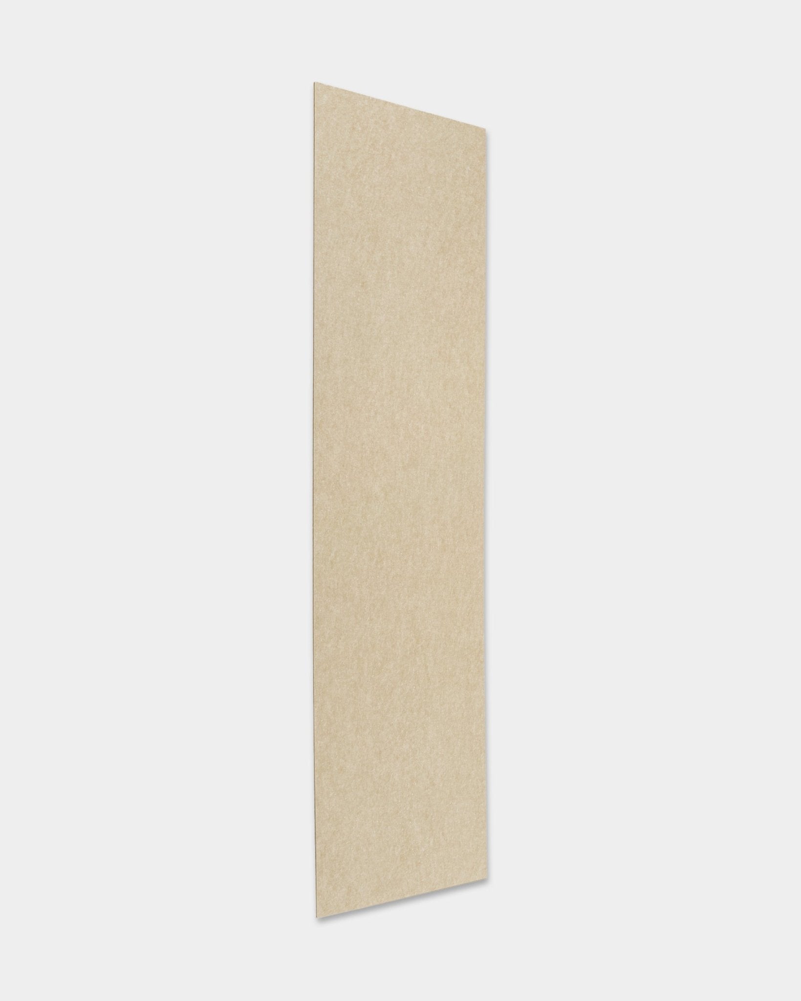 Painel acústico de madeira WoodUpp Akupanel em feltro/acabamento beige (240,1 x 59,8 cm), montado na vertical sobre um fundo liso cinzento-claro.