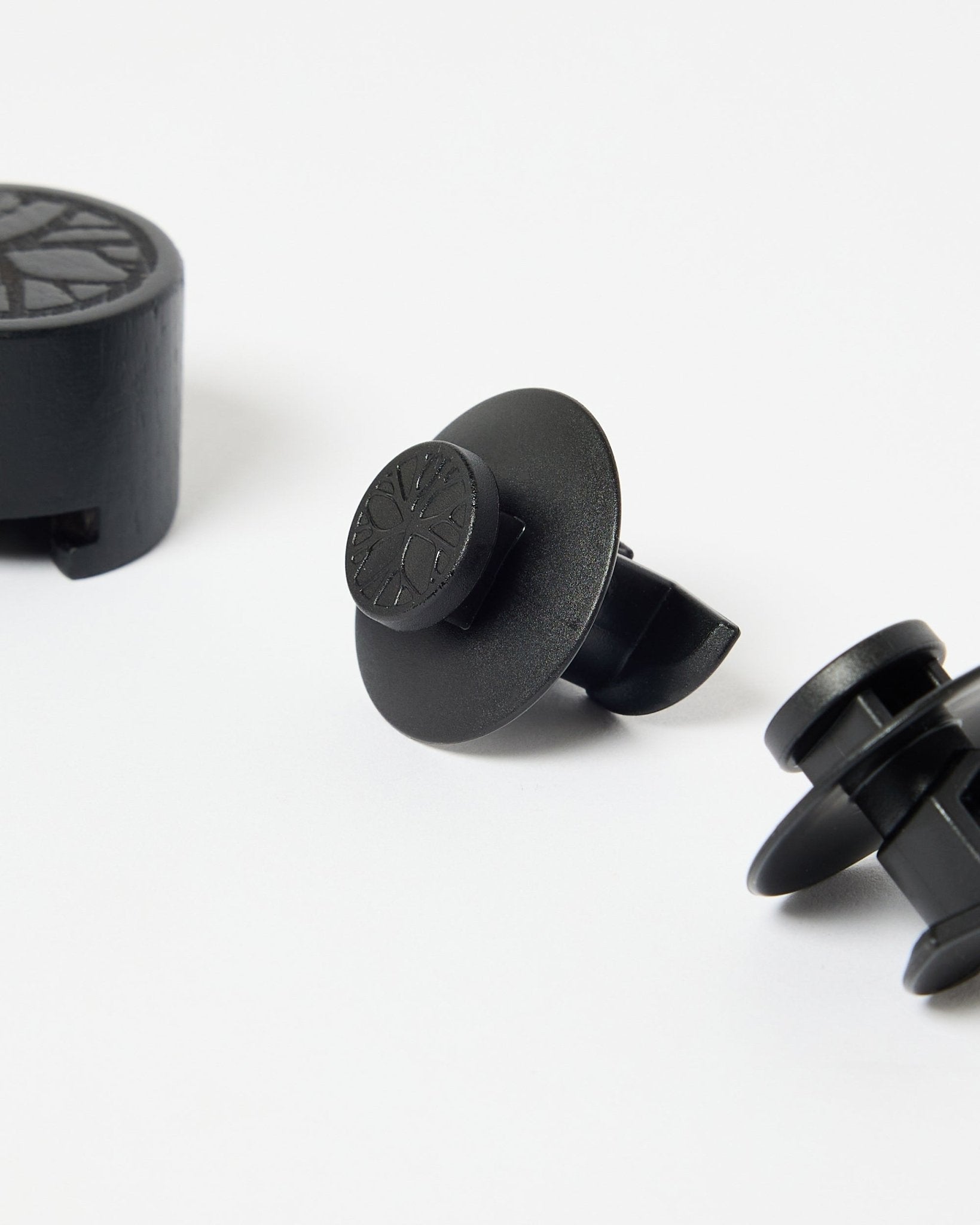 Conjunto de 3 suportes de nylon black com topo circular e ferramenta de instalação, concebidos para montar painéis acústicos ou painéis ripados da WoodUpp.