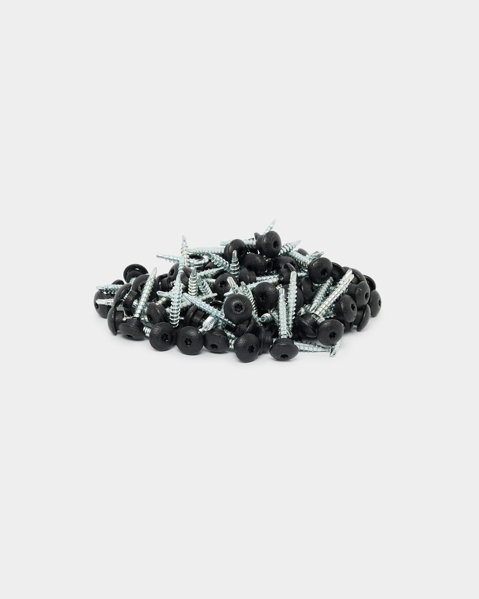 Parafusos frontais WoodUpp Black 4.8x35 mm com anilhas Ø9.5 mm, embalagem de 100, concebidos para uma instalação segura de painéis de fachada exterior Aluwood.