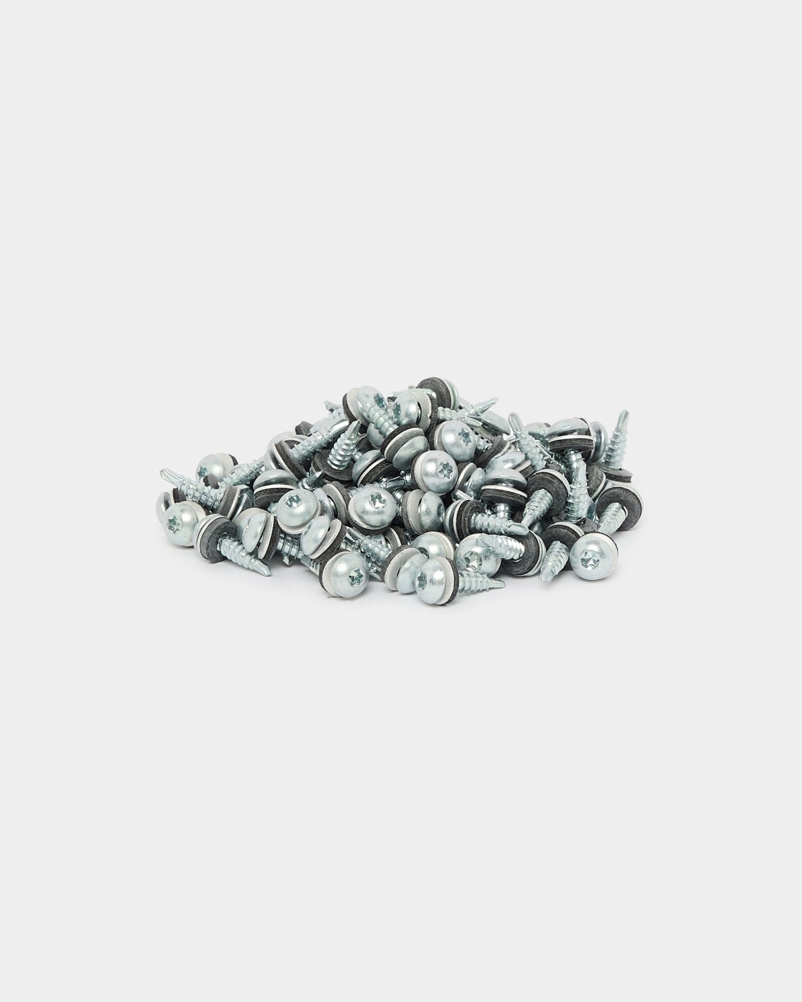 Caixa com 100 WoodUpp black Backside Screws 4.8x19 com anilha Ø10 TX20, adequados para fixar Akupanel ou painéis acústicos e de fachada Aluwood, sobre um fundo branco.