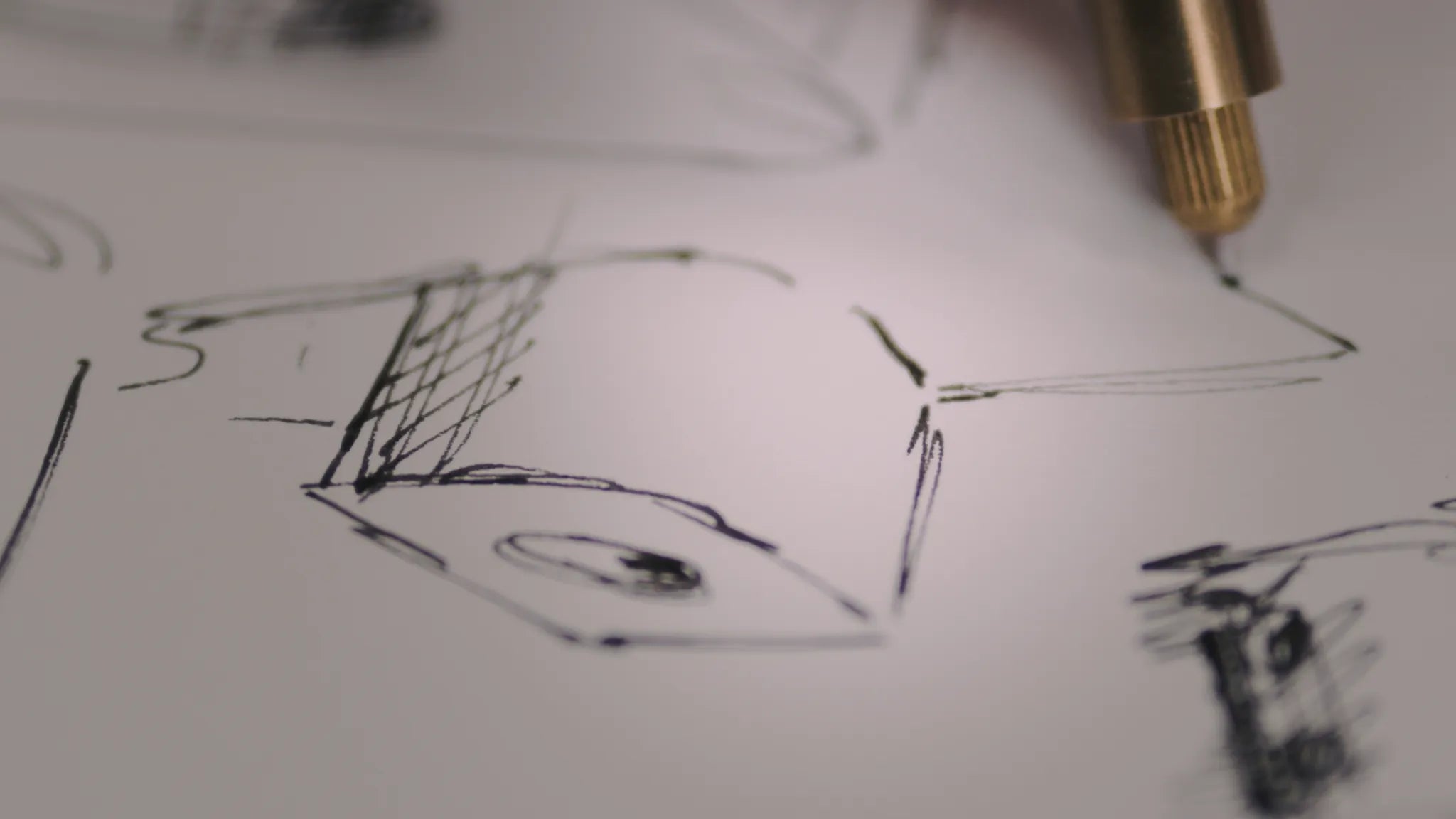 Linhas geométricas em tinta preta formam padrões abstratos em papel branco, evocando o design limpo e minimalista encontrado nos painéis de madeira acústica Akupanel nórdicos.
