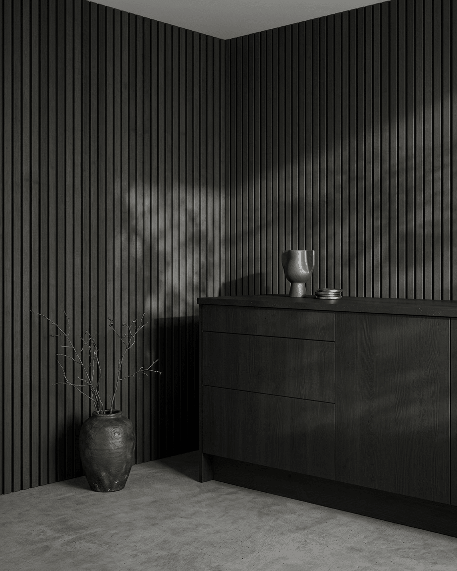 Divisão minimalista com WoodUpp Akupanel Painel acústico em Black Ash e feltro black, complementada por elementos de decoração escandinava e apontamentos em cerâmica.