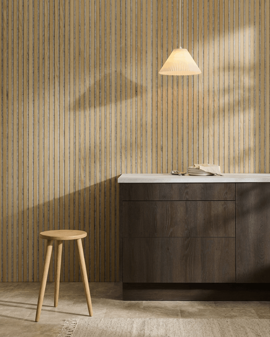 Interior nórdico minimalista com um Akupanel Painel acústico da WoodUpp em Classic Oak com feltro Grey, combinado com um banco de madeira, armário escuro e bancada branca.