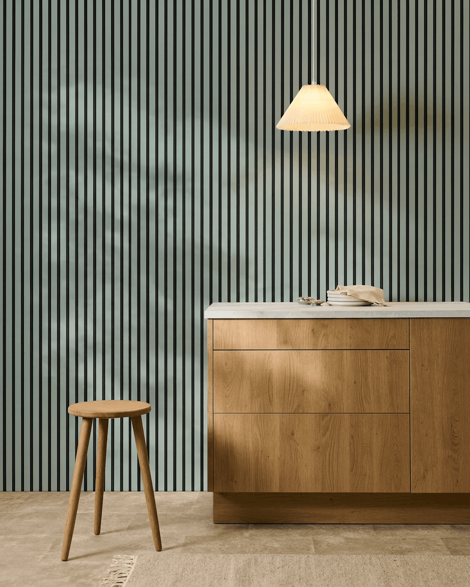 Cozinha nórdica minimalista com um banco de madeira, armário e WoodUpp Akupanel Painel acústico na cor Cloud com feltro black (240x60cm) para conforto acústico.