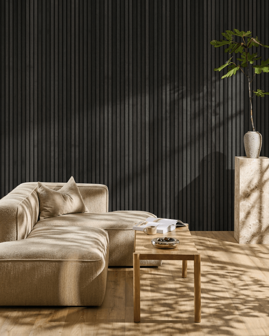 Sala de estar minimalista com um sofá beige, mesa de centro em madeira e WoodUpp Akupanel Painel acústico em Black Ash como parede de destaque de inspiração escandinava.