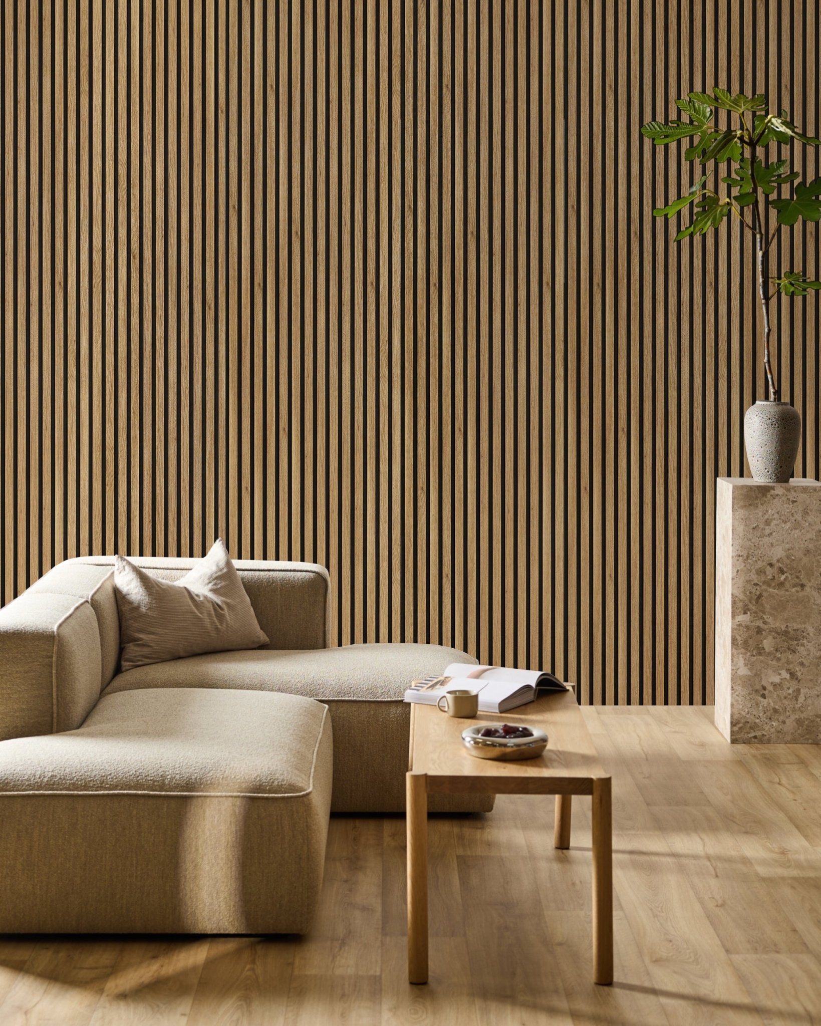Sala de estar minimalista com um sofá seccional beige, mesa de centro em madeira, planta e um WoodUpp Akupanel Essential Painel acústico em Carvalho Inglês (240x60 cm) como parede de destaque.