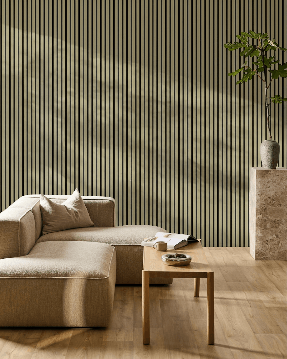Sala de estar minimalista com um sofá seccional beige, mesa de centro em madeira, planta em vaso sobre pedestal de pedra e uma parede com painel acústico de madeira WoodUpp Akupanel moss.