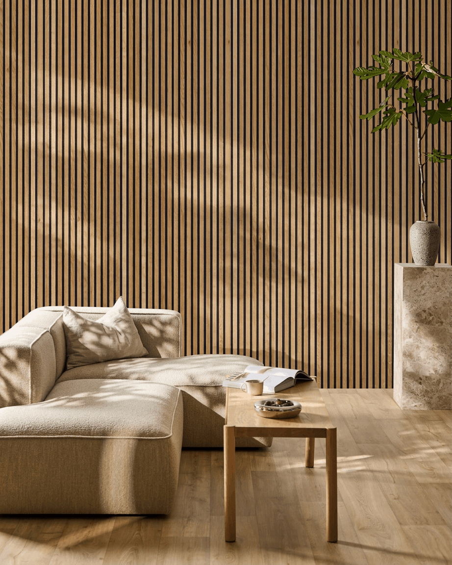 Sala de estar de estilo escandinavo com um sofá seccional beige, WoodUpp Akupanel Painel acústico em carvalho Rustic Brown na parede, mesa de madeira small e planta alta.