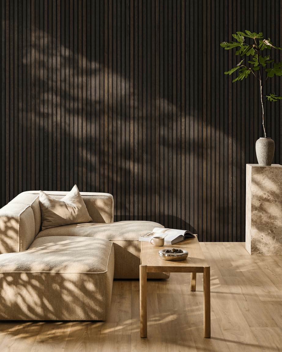 Sala de estar minimalista com um sofá <span data-glossary-id="f9251b72d6ee992583243974382e6212">off-white</span>, mesa de madeira e planta; inclui <span data-glossary-id="97658d46390c174ab4918a30a2cfb3f9">AcousticPanel</span> <span data-glossary-id="3744736">Noir Oak</span> da WoodUpp em Rustic <span data-glossary-id="ed1818ba5e645f8b59fe764568a4d53c">Black</span> na parede.