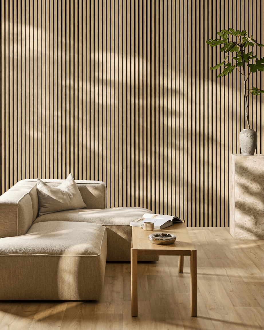 Sala de estar minimalista com sofá beige, mesa de centro e planta colocados junto a um painel de parede acústico WoodUpp Akupanel em Southern Oak Black Felt.