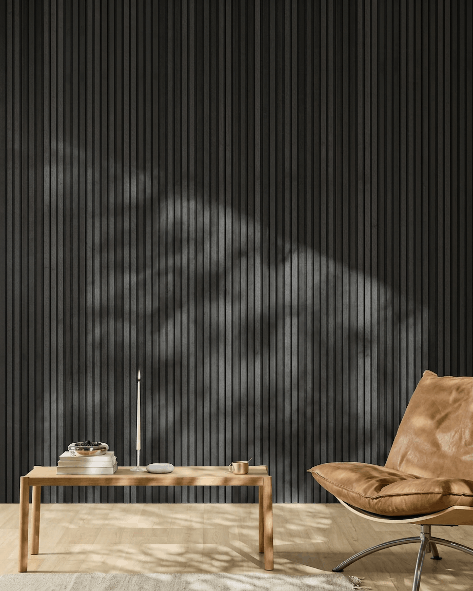 Interior minimalista com uma cadeira em pele brown, mesa de centro e um painel WoodUpp Akupanel Painel acústico em Natural Wood/Black Ash, 300x60cm.