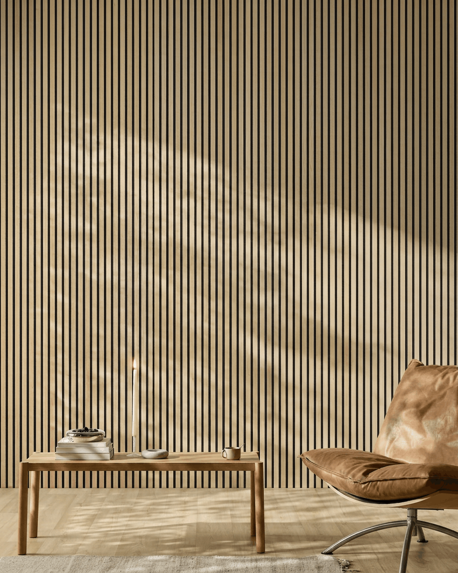 Sala minimalista com um painel acústico de madeira WoodUpp Akupanel em Carvalho Clássico, cadeira em pele, mesa de madeira, vela e luz solar a projetar sombras.