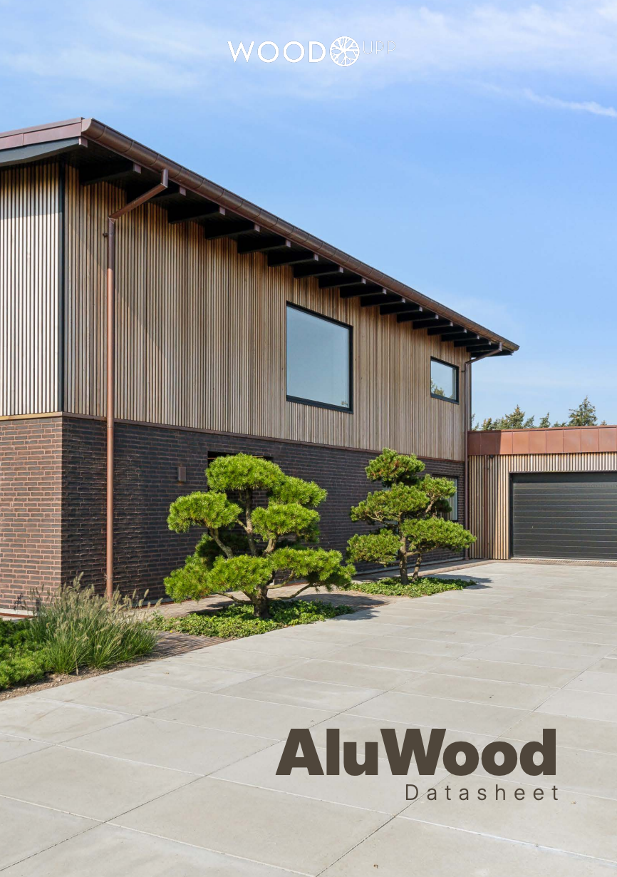 Casa contemporânea com painéis de fachada AluWood e exterior de tijolos, com janelas grandes, garagem e paisagismo bem cuidado. O texto diz AluWood Datasheet.