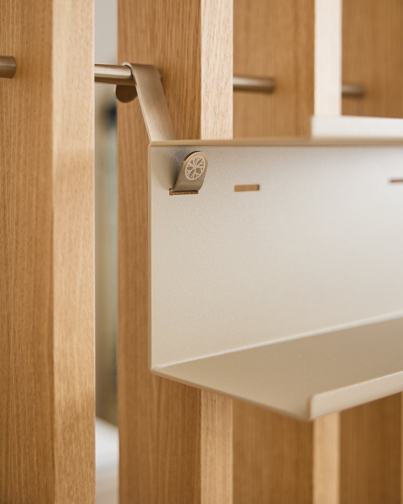 Plano aproximado da Nell | Double Metal Shelf / BM1 da WoodUpp, uma prateleira beige steel de 31,7 cm com design minimalista, montada num painel acústico nórdico de ripas de madeira.