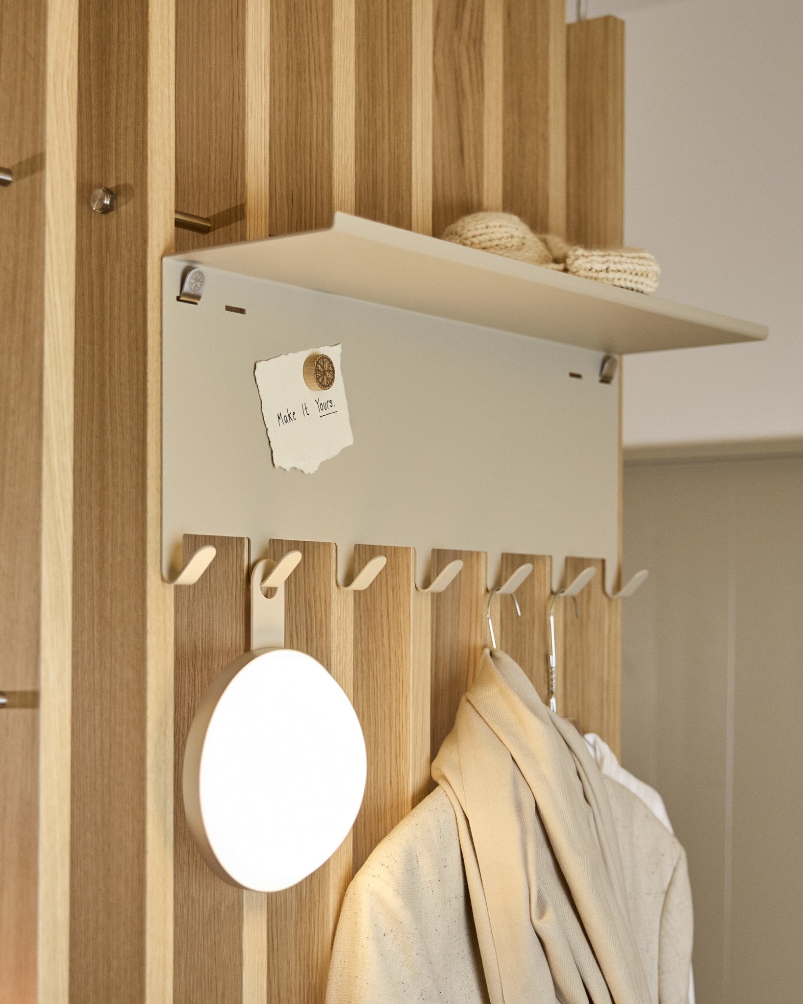 WoodUpp Nell | cabide BM1 em beige (63,5 x 24 cm), com ganchos steel e uma prateleira com malhas e uma nota com a frase embrace BM1.