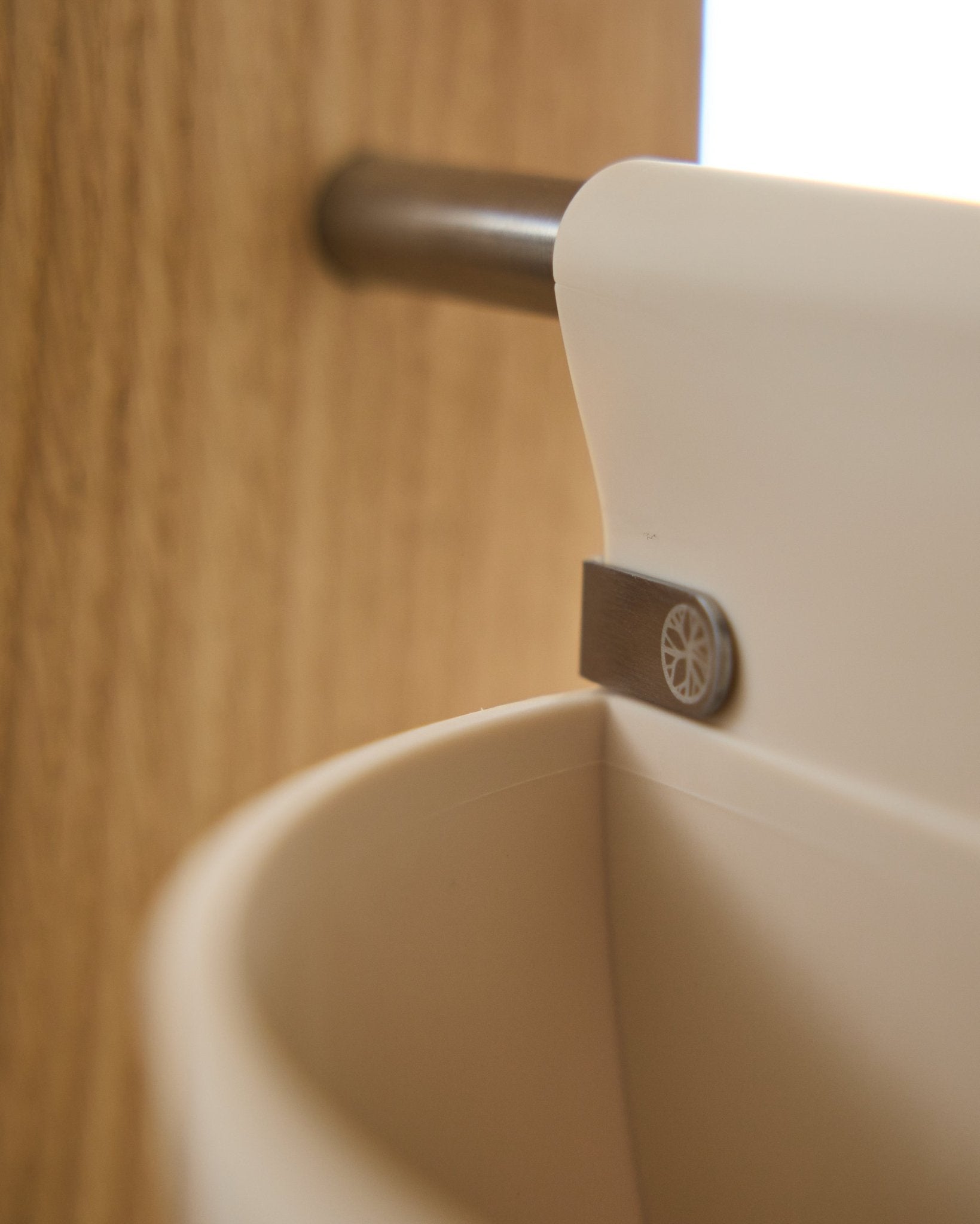 Grande plano do Gro | Soft Pocket / BM2 (4 l) em beige claro da WoodUpp, suspenso numa haste metálica montada em madeira; fundo desfocado. Acessório acústico nórdico.
