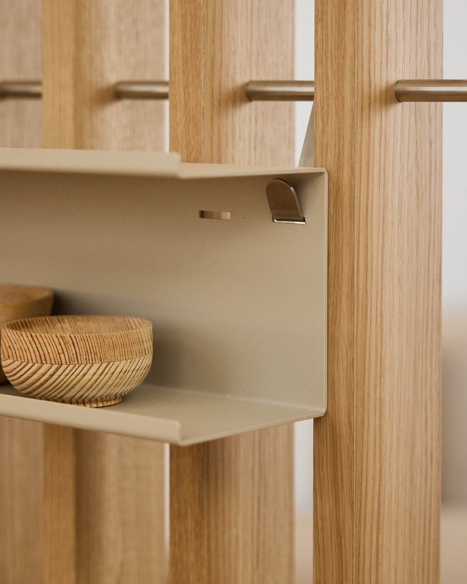 Grande plano da Prateleira Metálica Dupla Nell da WoodUpp / BM1 em beige, 63,5 cm, com taças entrançadas e ripas acústicas nórdicas de madeira em vertical, assentes em varões steel.