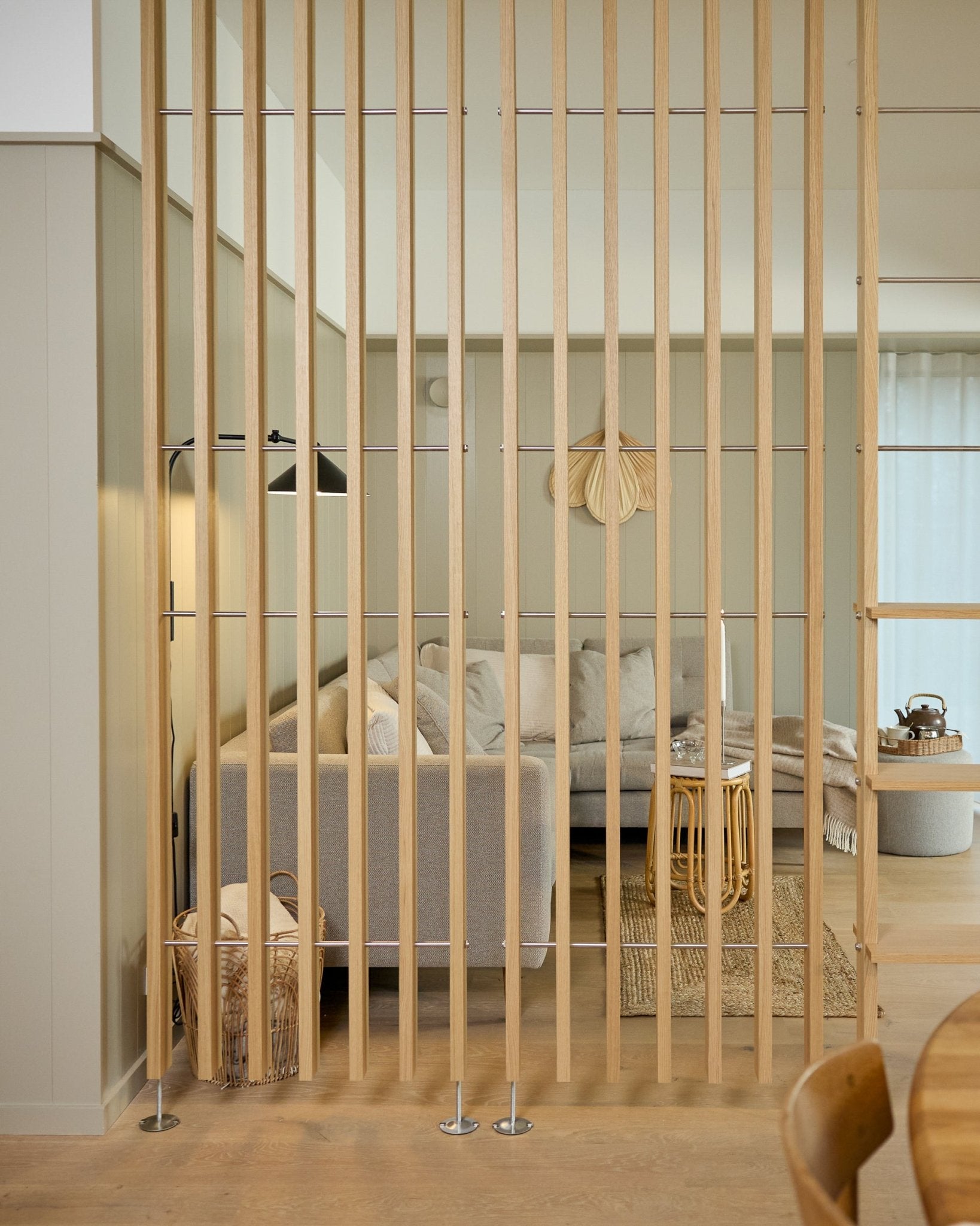 Divisor de espaços EMBRACE BM1 (286-302 cm) da WoodUpp, feito com ripas em folheado natural oak, divisor autoportante do chão ao teto sem necessidade de perfuração.