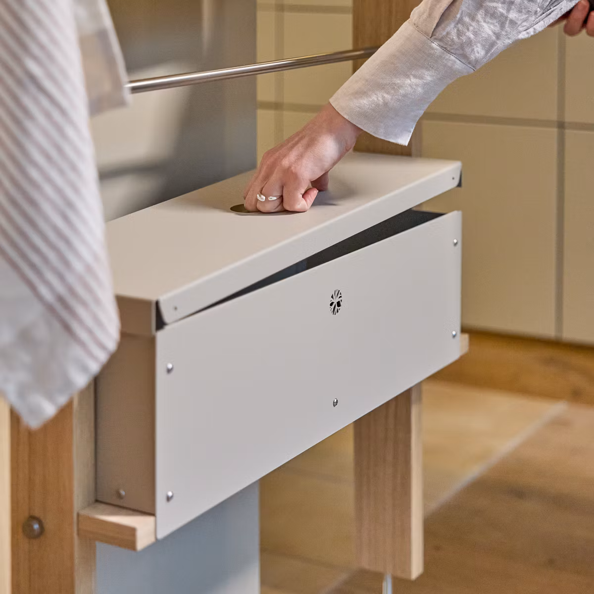 EMBRACE | Nell Metal Box