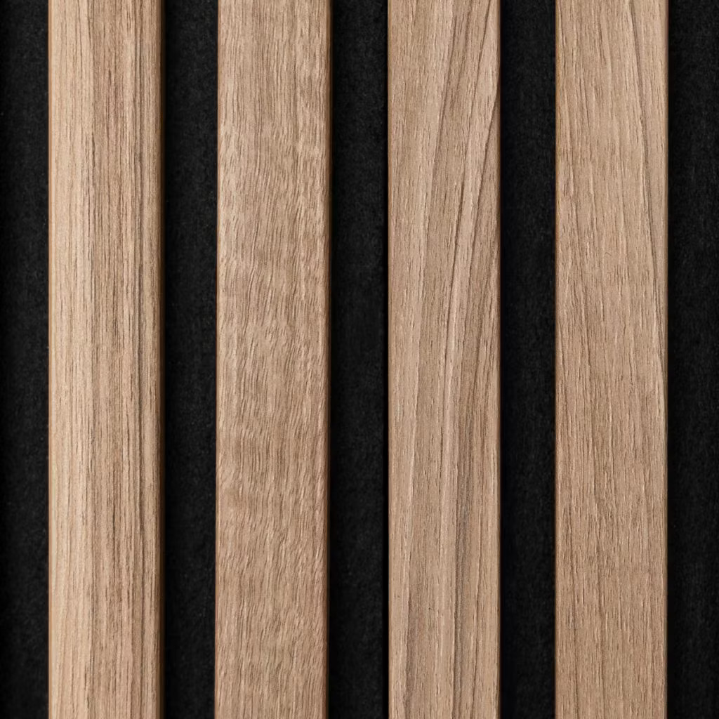 Painel WoodUpp com ripas verticais de madeira clara (ripado acústico), acabamento natural e veios visíveis; entre as ripas há faixas pretas que realçam o contraste. Produtos WoodUpp exibidos: lâminas de carvalho ripadas para revestimento acústico e decorativo. Têm toque suave ao tato.