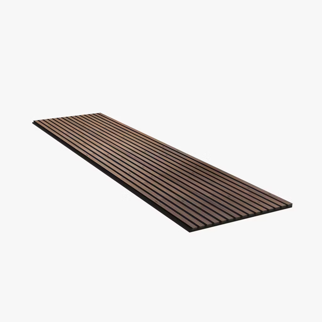 Painel ripado WoodUpp: placa comprida com lâminas de madeira paralelas em tons castanho e faixas escuras, montada sobre base preta. Produto modular para revestimento decorativo e acústico, visual linear e contemporâneo, ideal para paredes, tetos ou divisórias, com acabamento natural de alta qualidade e fácil instalação.