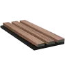 Imagem mostrando pranchas de deck da WoodUpp: três tábuas longas empilhadas em tons de madeira (marrom claro, marrom médio e borda escura), com superfícies lisas, cantos chanfrados e ranhuras discretas nas laterais, sugerindo perfis para instalação em piso externo ou revestimento.